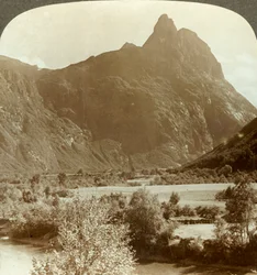 Ostre szczyty Romdalshorn wieńczące górską ścianę nad rzeką Rauma, Norwegia, ok. 1905.