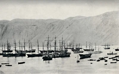 Statek oczekujący na ładunki azotanów w Iquique, 1911 r.