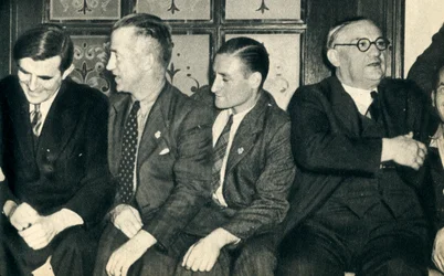 Współpracownicy na lądzie. John G. Winant, Ernest Bevin, z marynarzami handlowymi, 1942