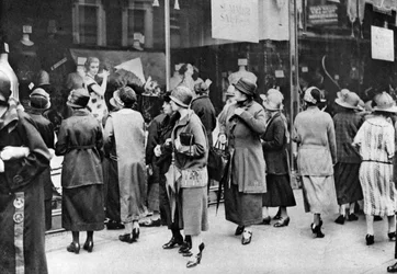 Kupujący na Kensington High Street, Londyn, 1926-1927