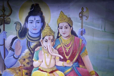 Shree Ram Mandir, Leicester. Shiva, parvati i ich syn Ganesh. Zjednoczone Królestwo