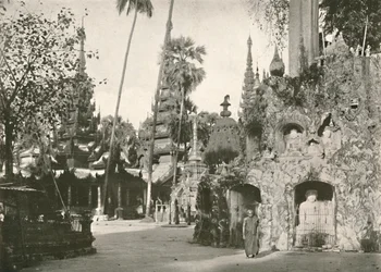 Kapliczki w pagodzie Shwedagon, Rangun, 1900.