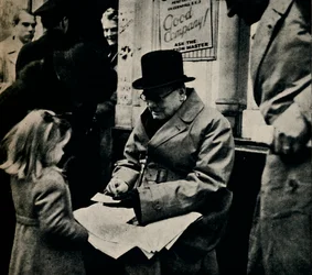 Podpisywanie autografów na północy kraju, c1945.