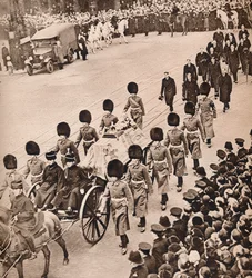 Simple Majesty: Trumna Króla Jerzego, objęta Royal Standard, 1936