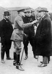 Sir Douglas Haig podkreśla punkt na froncie, Francja, I wojna światowa, 1916-1918, c1920