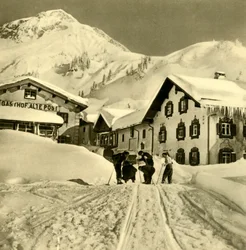 Narciarze w Stuben am Arlberg, Vorarlberg, Austria, c1935.