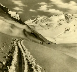 Narciarstwo na lodowcu Alpeiner Ferner w Alpach Sztubajskich, Austria, c1935.