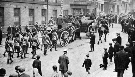 Żołnierze konwojujący wózki z węglem podczas strajku, Sheffield, ok. 1920 r.