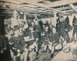 Żołnierze w kajucie transportowca, ok. 1900.