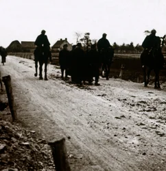 Żołnierze na drodze, c1914-c1918