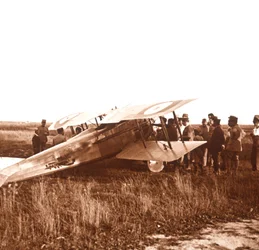 Żołnierze otaczający dwupłatowiec, Somma, północna Francja, c1914-c1918