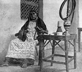 Somalijska kobieta paląca fajkę wodną, Aden, 1922