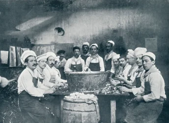 Niektórzy kucharze przygotowujący zupę w Messagerie Van Gand, ok. 1914 r.
