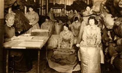 Sortowanie mundurów w sklepie odzieżowym WAAC, I wojna światowa, 1914-1918, 1933.