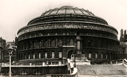 Południowe wejście do Royal Albert Hall, Londyn, początek XX wieku