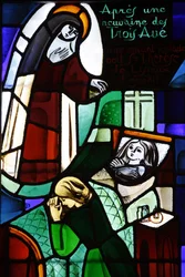 Witraż przedstawiający św. Teresę de Lisieux uzdrawiającą chore dziecko w kościele Notre-Dame-de-la-Trinite, Blois, Francja