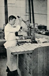 Tłoczenie bloków mydła, c1917