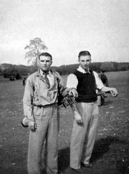 Stanley Matthews i Eddie Hapgood robią przerwę między strzałami podczas golfa, 1945 r