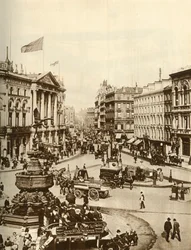 Statua Erosa na Piccadilly Circus, Londyn, c1910, 1935.