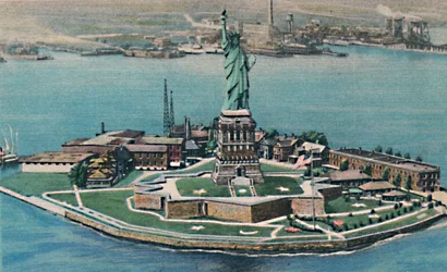 Statua wolności na wyspie Bedloes w porcie w Nowym Jorku. Nowy Jork, ok. 1940
