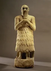 Statuetka urzędnika lub zarządcy Ebih-Il czczącego boginię Isztar, z Mari, Środkowy Eufrat, ok. 2500 pne (gips i lapis lazuli) (szczegóły patrz 93166)