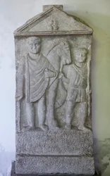 Stela, Valerio Alucenzio, kamień, 3 centy.