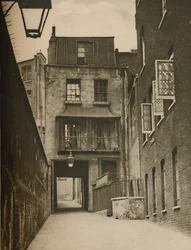Strand Lane i wejście do łaźni rzymskiej, c1935.