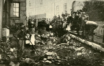 Ulica w St. Ives po wizycie z powodzi, 1901.