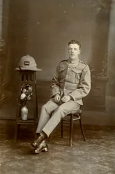 Portret studyjny żołnierza kompanii C 2. Batalionu Pułku Królów, Irak, 1926