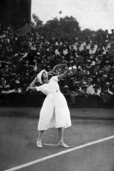 Suzanne Lenglen zdobywając swoje pierwsze mistrzostwo na Wimbledonie, 1919, 1930