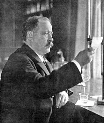 Svante Arrhenius 1859-1927, szwedzki fizyk i chemik w swoim laboratorium, 1909