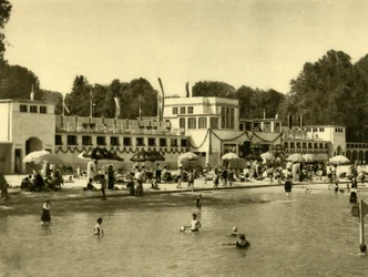 Pływanie w jeziorze Traunsee, Gmunden, Górna Austria, ok. 1935.
