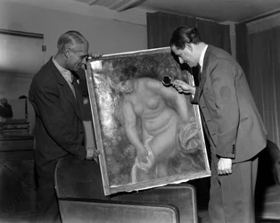 KRYTYKA SZTUKI BERENHEIM W PARYŻU. Podziwia obraz Renoira z lupą - 1948