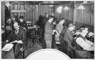 Pokój taśm i telegrafów gazety Daily Express, Londyn, ok. 1900 1903