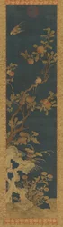 Gobelin: ptaki, brzoskwinia, skały i kwiaty na niebieskim tle, dynastia Qing, 1644-1911.