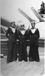 Ted i kumple, trzej marynarze Royal Navy na pokładzie okrętu wojennego, lata 20.- 30. XX wieku