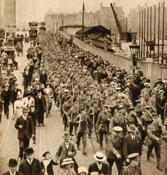 Terytorialni z obozu letniego - Teriery swobodnie maszerujące przez most Westminster, 1914-1918, 1933.
