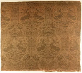 Fragment tkaniny z leżącymi harcami, orłami, chmurami i promieniami słońca, włoski, lata 90. XIII wieku.