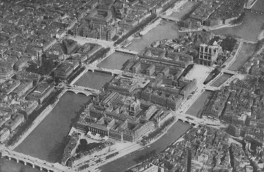 Starożytna wyspa w sercu Paryża z dziewięcioma mostami widzianymi z powietrza, ok. 1935 r