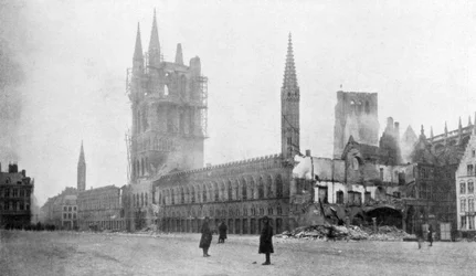 Dzwonnica i Sukiennice w Ypres, Belgia, 24 listopada 1914