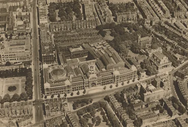 Kamera rejestruje widok South Kensington z nisko lecącego samolotu, c1935.