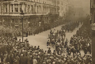 Linie miejskie Ulica Królowej Wiktorii, aby obejrzeć nowego burmistrza i jego procesję, c1935.