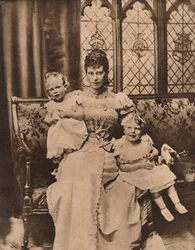Księżna Yorku z dwoma synami, książętami Edwardem i Albertem, ok. 1897 r. 1935 r