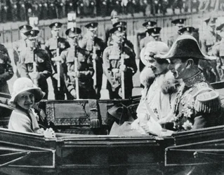 Książę i księżna Yorku opuszczają katedrę św. Pawła z córkami, 1935, 1937