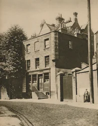 Grenadier w Wilton Mews, gdzie woźnicy nie piją więcej, ok. 1935.
