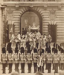 Król i królowa opuszczają pałac, udając się na swoją koronację, 1937