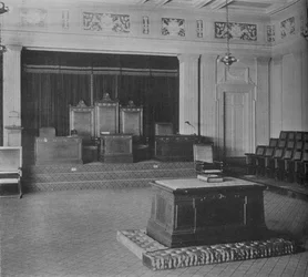 Sala loży z dekoracyjnym fryzem, świątynia masońska, Birmingham, Alabama, 1924