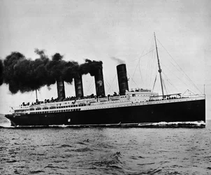 Lusitania na pełnych obrotach, 1915