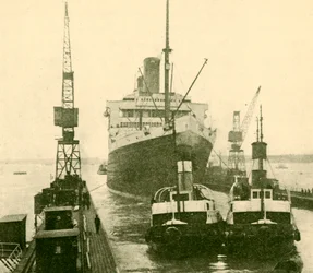 Majestic wchodzący do suchego doku ciągnięty przez holowniki, ok. 1930.