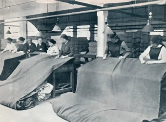 The Making of khaki: badanie gotowego materiału, c1914.